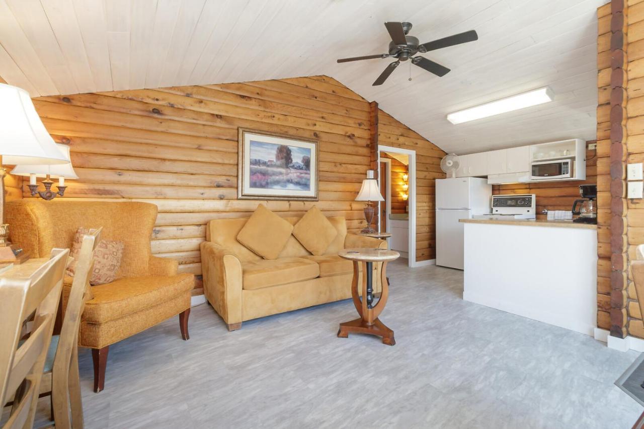 The Cedarwood Inn & Suites Sidney Εξωτερικό φωτογραφία