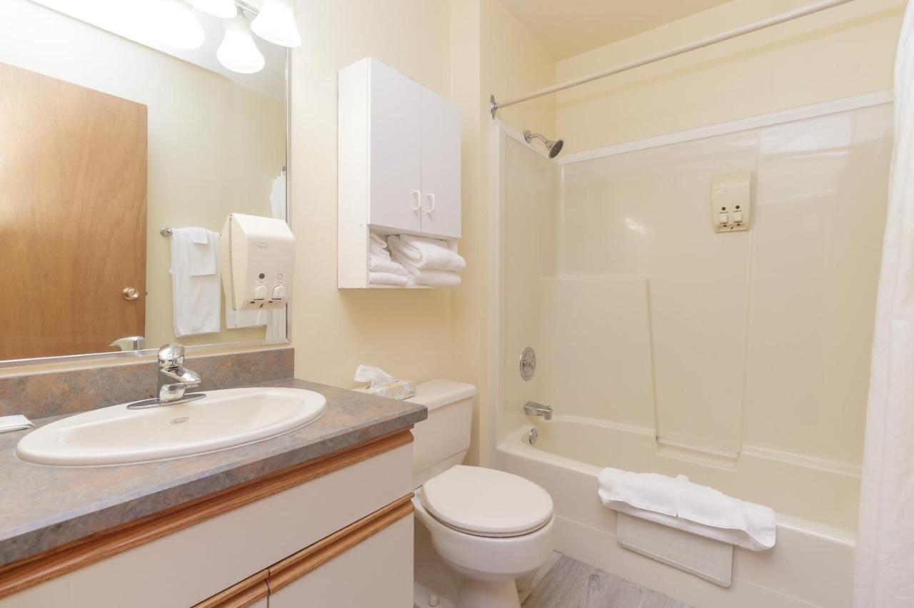 The Cedarwood Inn & Suites Sidney Εξωτερικό φωτογραφία