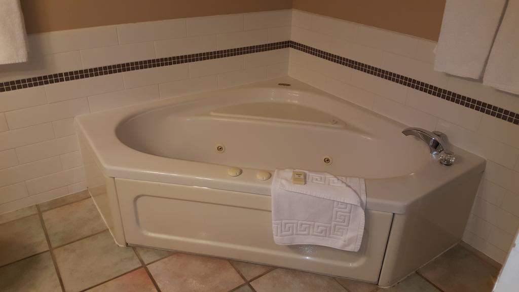 The Cedarwood Inn & Suites Sidney Εξωτερικό φωτογραφία