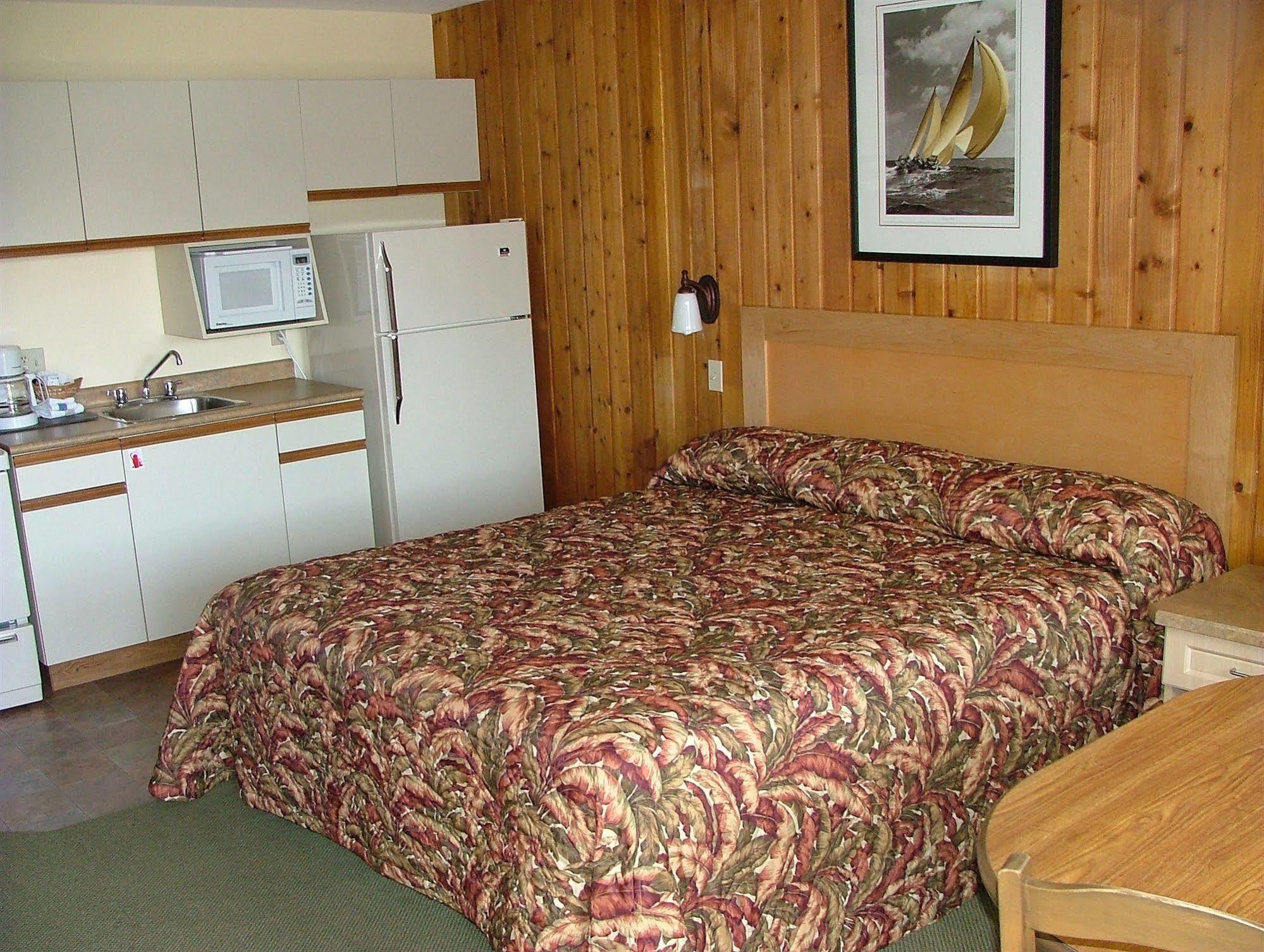 The Cedarwood Inn & Suites Sidney Εξωτερικό φωτογραφία