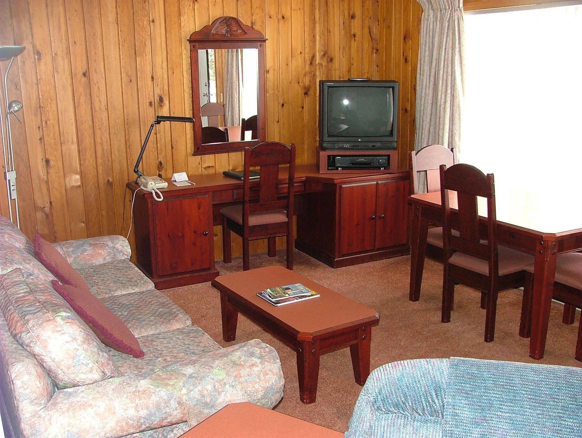 The Cedarwood Inn & Suites Sidney Εξωτερικό φωτογραφία