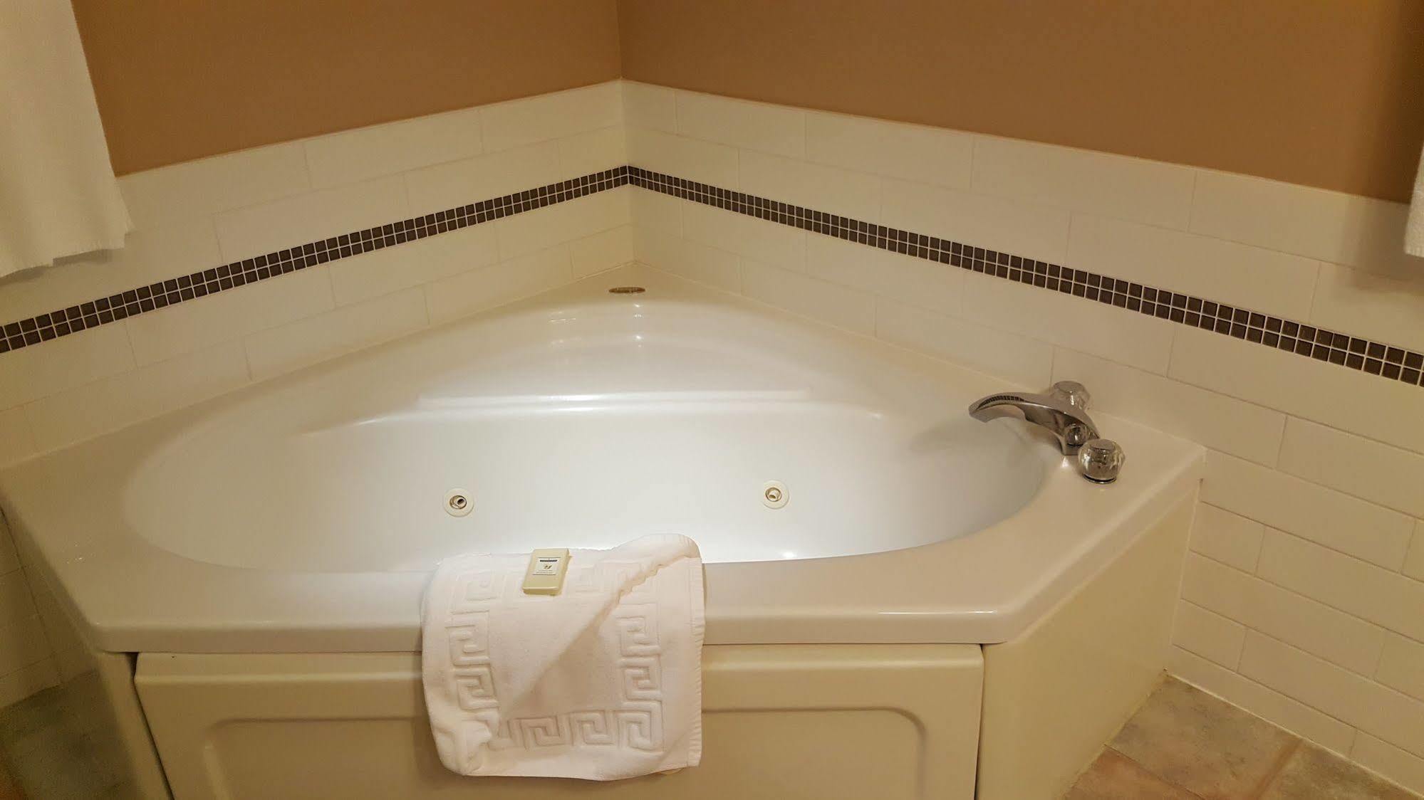 The Cedarwood Inn & Suites Sidney Εξωτερικό φωτογραφία